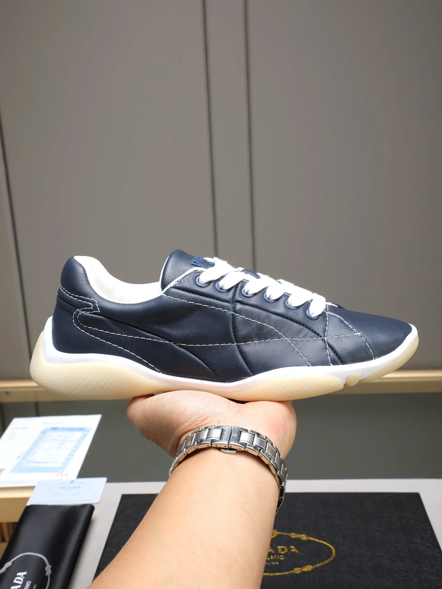 Men's Men's Shoes 💰700 Prada/Prada 1:1 men's casual shoes combine comfort with sophisticated and innovative design. The latest model features a sporty silhouette with visible topstitching that echoes the dynamic lines of the original. Inspired by driving shoes, this sneaker uses a soft and even cow upper, with a light and flexible rubber sole with a concave and convex pattern pattern, giving the sneaker a light appearance and smoothness. The upper is equipped with sports-style stitching, the tongue and laces are injection molded with Epoxy logo, sheep lining and cow foot pads, TPU ultra-light outsole, the upper foot is soft and comfortable, light and breathable! Code:38-39-40-41-42-43-44 (45 customized)